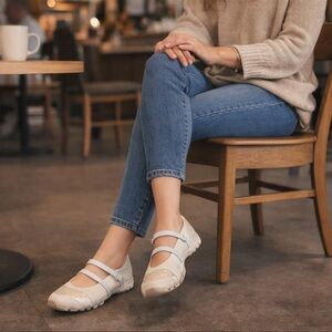 Skechers Womens 7.5 Mary Jane Cream Gold Patent Leather Comfort Flats